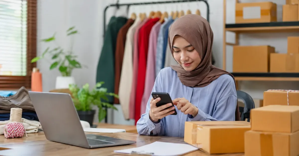 Pemilik bisnis mengelola promosi WhatsApp di toko online