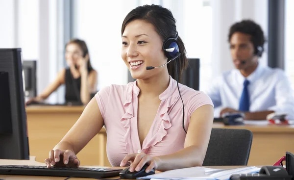 Agen CS sedang bekerja di Call Center