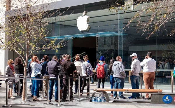 Antrian saat perilisan iPhone terbaru di depan store Apple