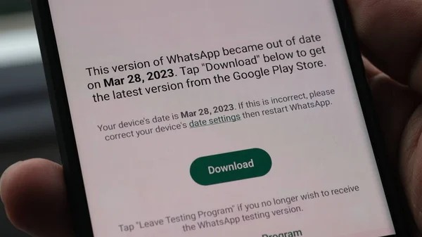 Contoh notifikasi versi WhatsApp sudah outdated