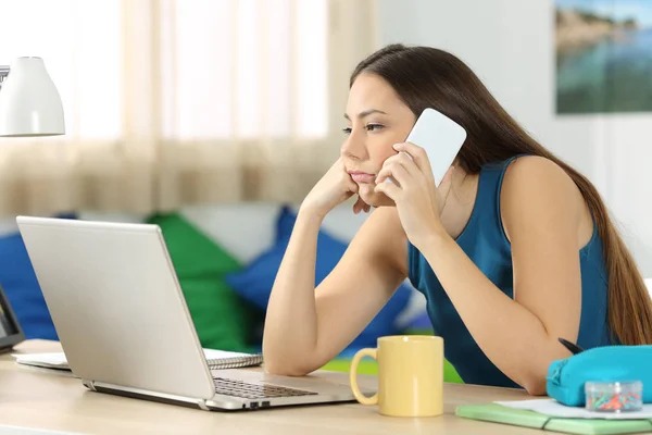 Customer menunggu call center menjawab telepon