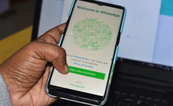 Halaman Welcome to WhatsApp di layar HP