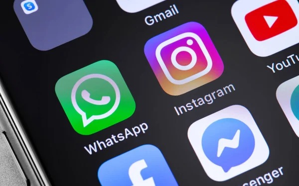 Ikon aplikasi media sosial di layar HP