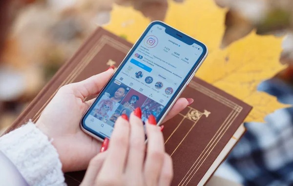 Membuka profil Instagram di HP
