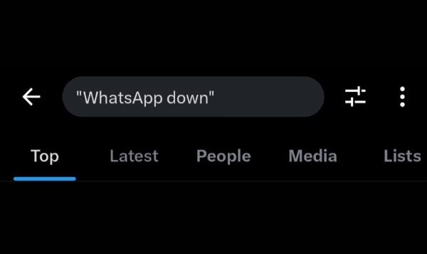 Mencari WhatsApp down di search bar platform X (Twitter)