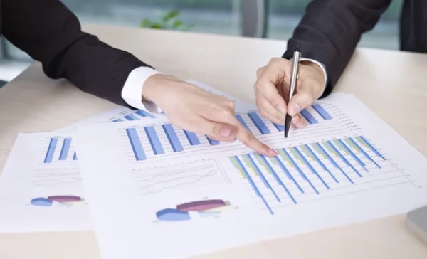 Menganalisis performa bisnis
