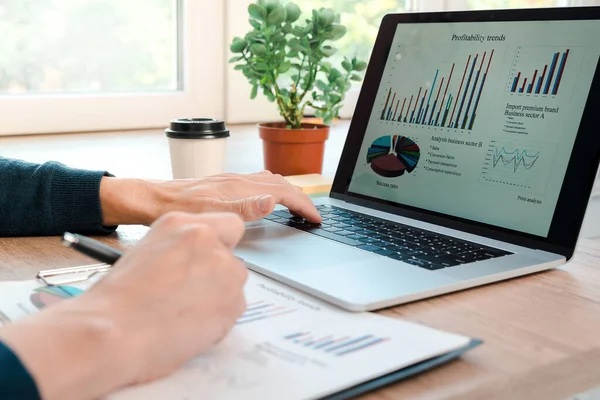 Pebisnis sedang menganalisis grafik keuntungan