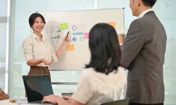 Pebisnis sedang pitching di depan calon klien