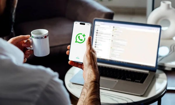 Pemilik bisnis login WhatsApp di HP dan laptop