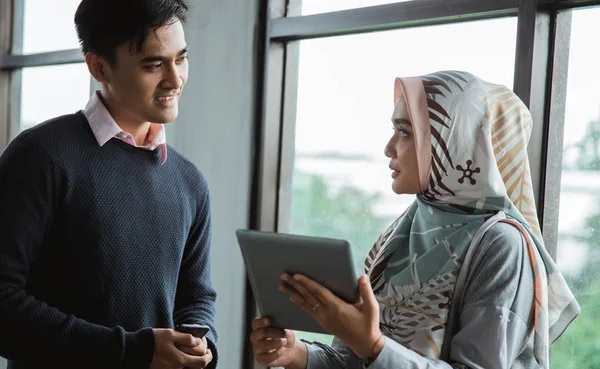 Pemilik bisnis menjelaskan rencana proyek baru ke klien