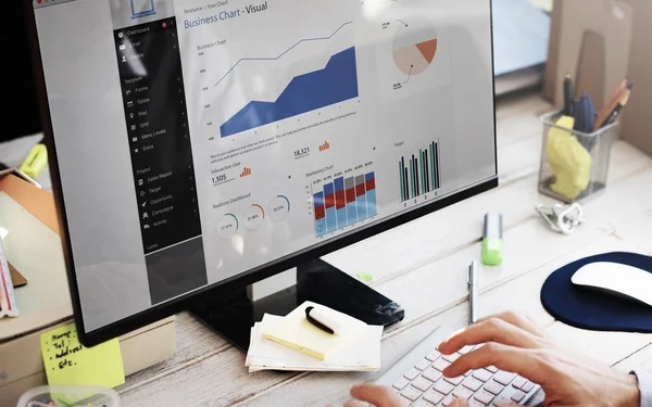 Pemilik bisnis sedang menganalisis business chart