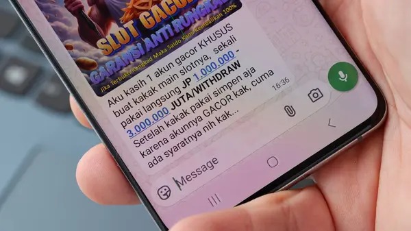 Penipuan judi online di WhatsApp
