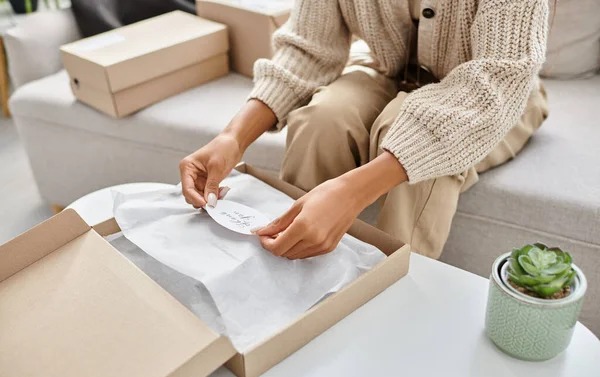 Penjual menyelipkan ucapan apresiasi ke pelanggan setia di paket
