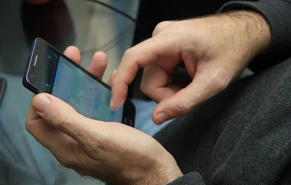 Seseorang membaca chat di aplikasi WhatsApp