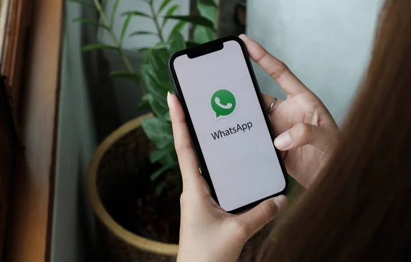 Seseorang membuka aplikasi WA di HP