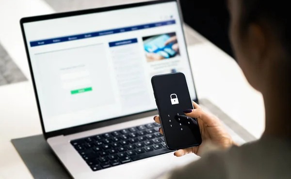 Seseorang sedang membuka password HP