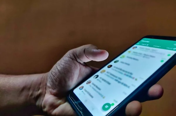 Seseorang membuka ruang obrolan di aplikasi WhatsApp