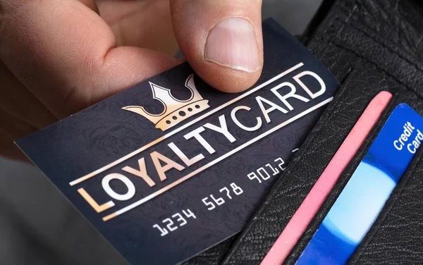 Seseorang mengambil loyalty card dari dompet