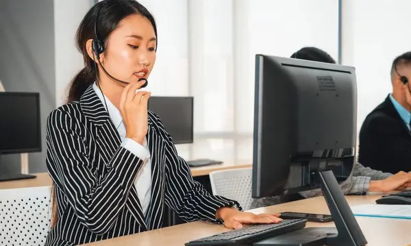 Staff customer support sedang membantu kendala konsumen