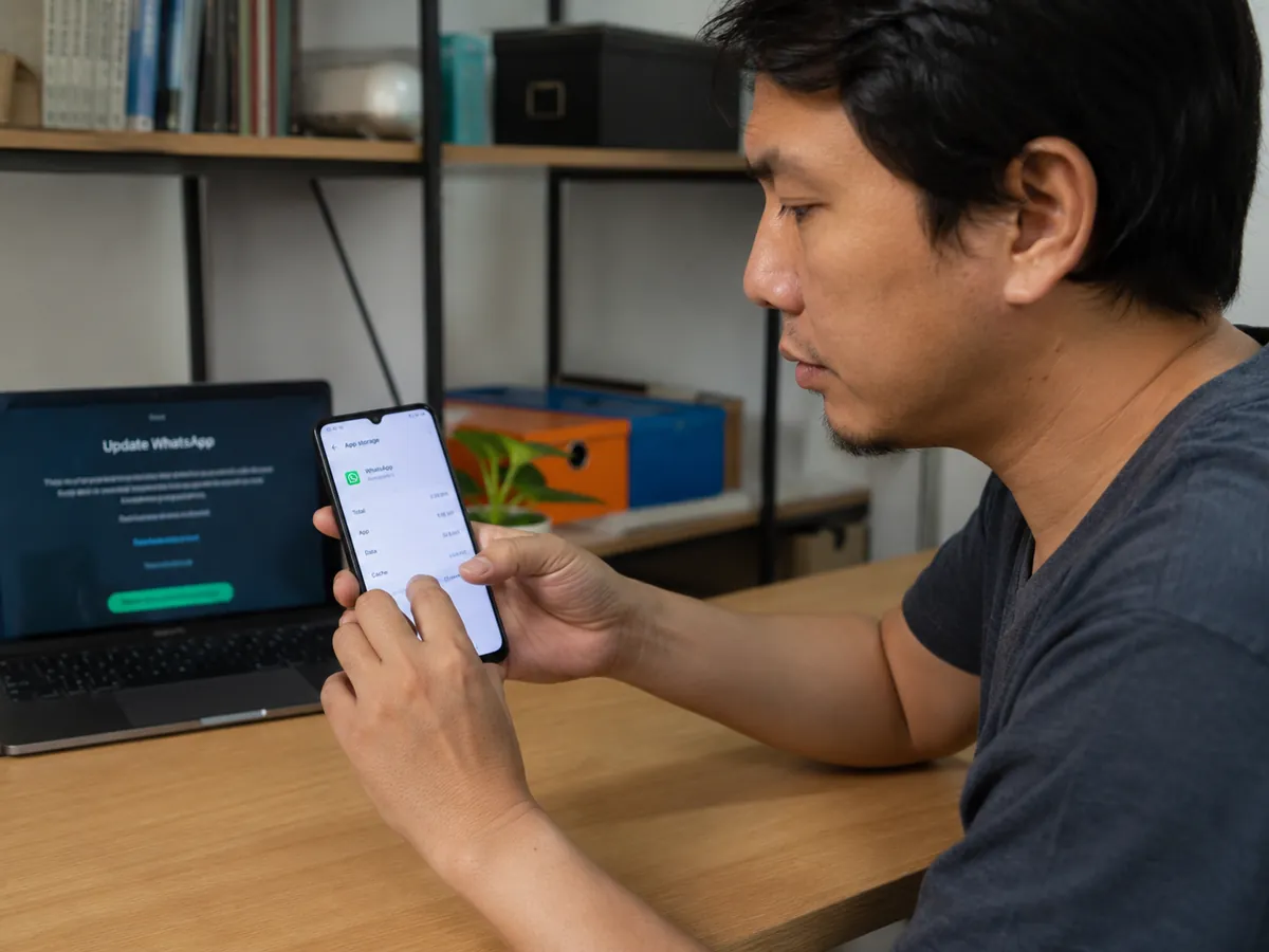 pengguna mencoba mengatasi WhatsApp tidak bisa update di smartphone