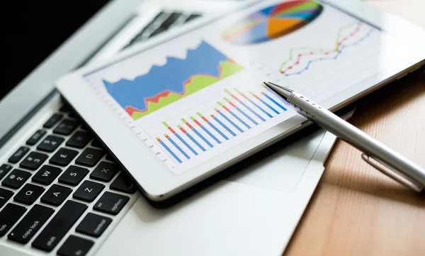 Data marketing di layar tablet