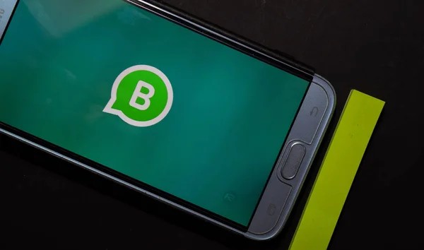 Ikon WhatsApp Business di layar ponsel