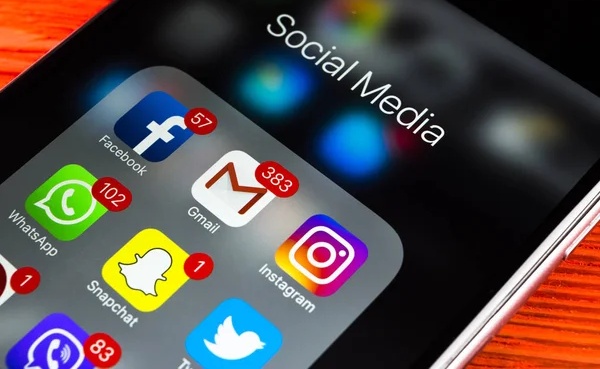 Ikon berbagai aplikasi media sosial di iPhone