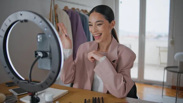 Influencer sedang merekam konten