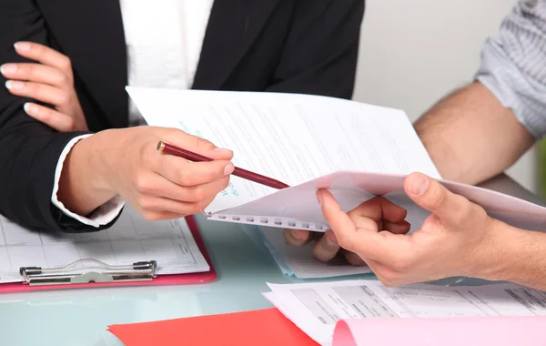 Mendiskusikan dokumen legal perusahaan
