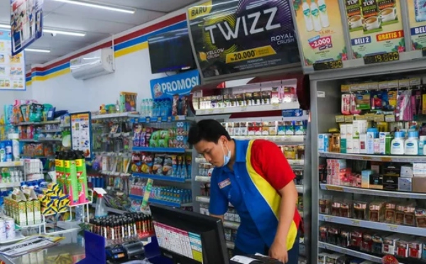 Papan iklan produk di area kasir Indomaret