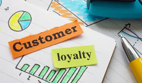 Potongan kertas dengan tulisan "customer loyalty"