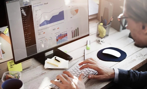 Seseorang sedang memonitor analytics chart di dashboard