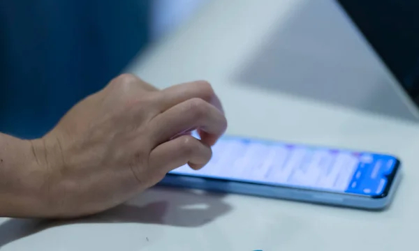 Seseorang sedang scroll kotak pesan masuk