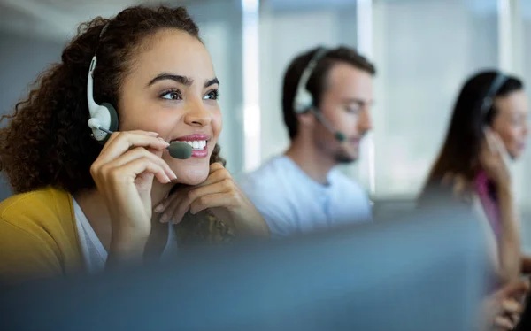 Staff call center sedang melayani pelanggan