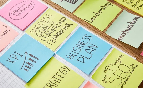 Sticky notes bertuliskan reminder strategi sukses sebuah marketing campaign