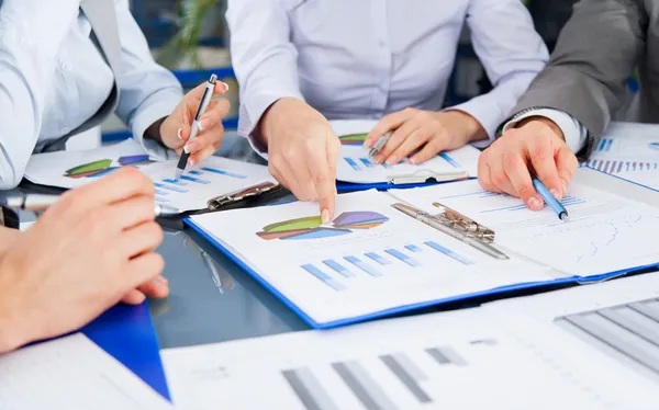 Tim bisnis sedang rapat untuk membahas rencana marketing produk