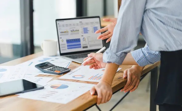 Tim marketing sedang mencocokkan data campaign secara manual