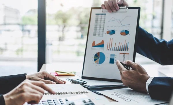 Tim sedang diskusi perkembangan bisnis