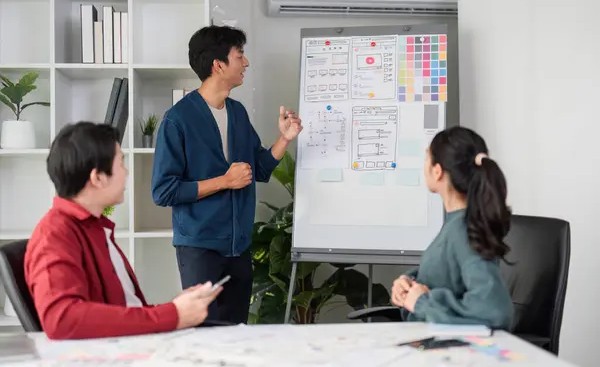 Tim sedang mendiskusikan proses desain produk