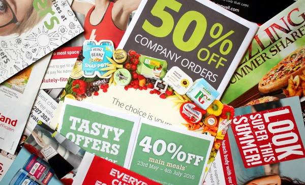 Tumpukan flyers di atas meja