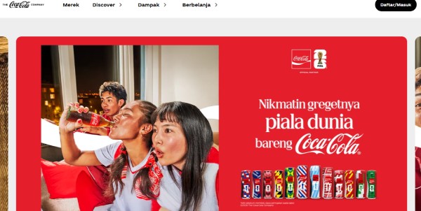 Website resmi Coca-Cola menampilkan banner promosi menjelang ajang piala dunia