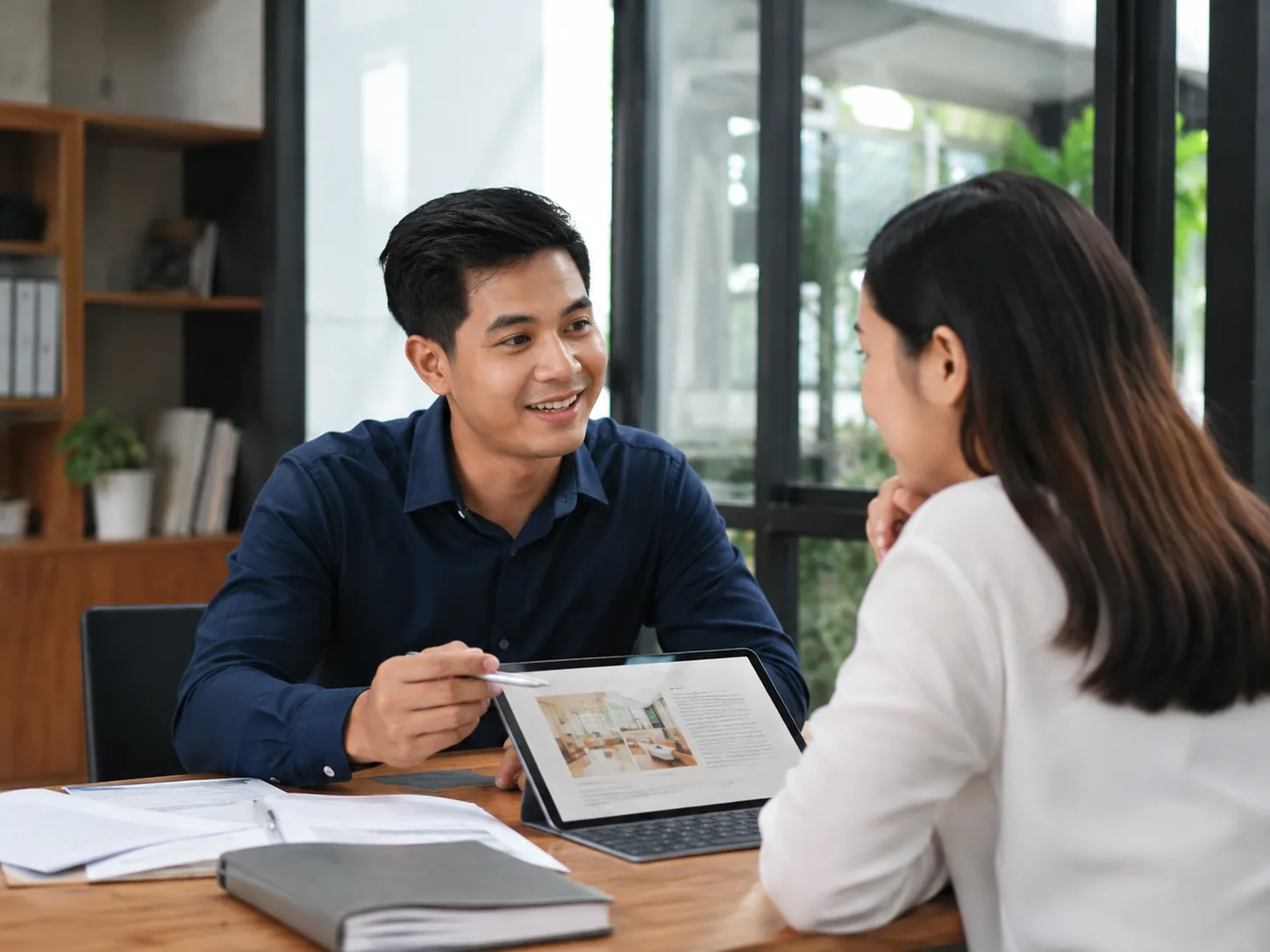 pemilik usaha menulis contoh iklan jasa berdasarkan masalah pelanggan