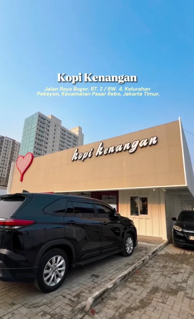 tampilan gerai Kopi Kenangan dengan logo hati merah dan tipografi kasual