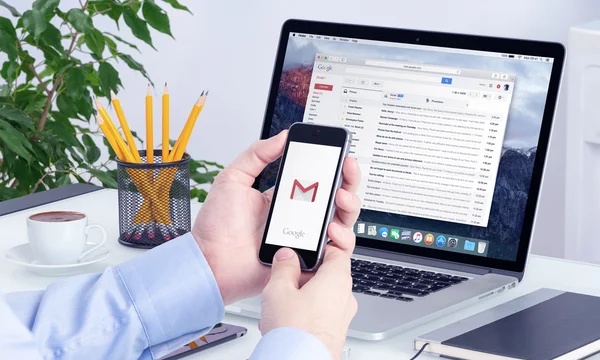 Membuka aplikasi Gmail di laptop dan HP