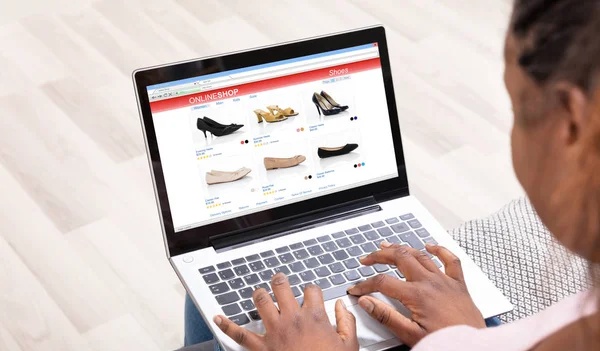 Membuka halaman ecommerce di laptop