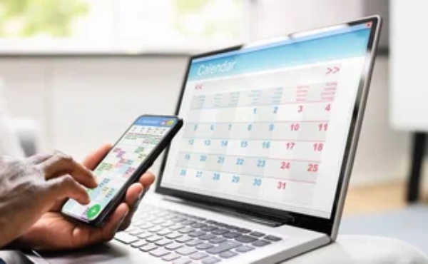 Mengecek jadwal appointment di HP dan laptop
