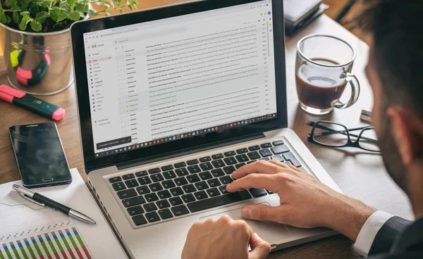 Mengecek kotak masuk email bisnis
