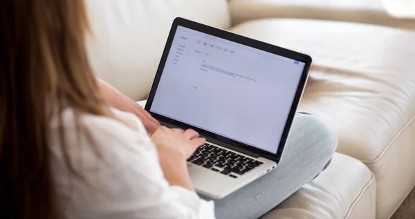 Menulis email di laptop