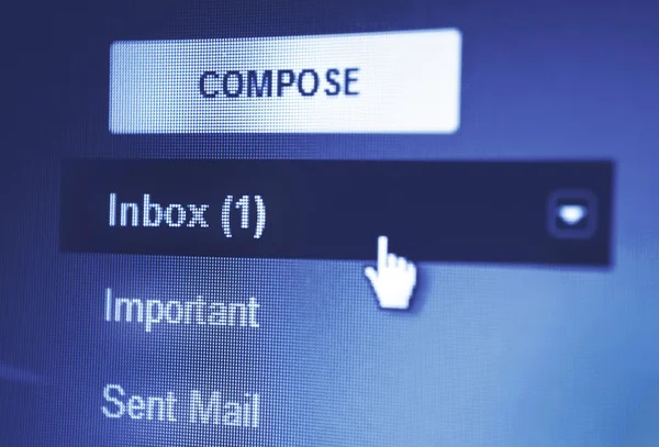 Pointer menunjuk inbox email di layar laptop