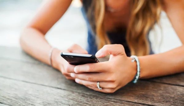 Seorang perempuan sedang memainkan HP